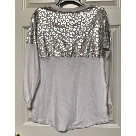 PINK VICTORIA'S SECRET WHITE/SILVER LOEPARDO PRINT SHIRT SIZE XS LONG SLEEVES - Picture 4 of 7